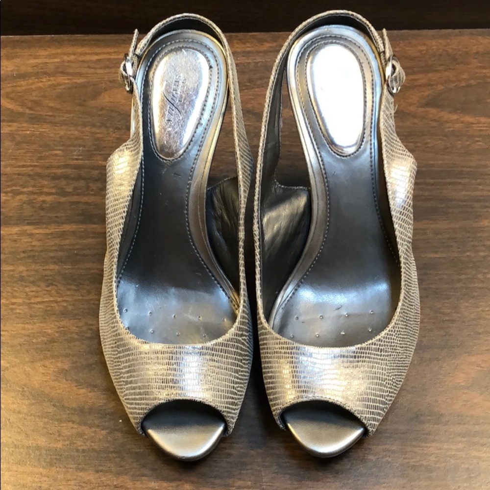 Alfani Stepnflex gray snake print pumps